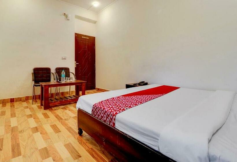 اتاق کلاسیک سه تخته, Oyo Flagship Saffron Inn