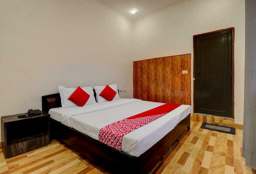 اتاق کلاسیک سه تخته, Oyo Flagship Saffron Inn