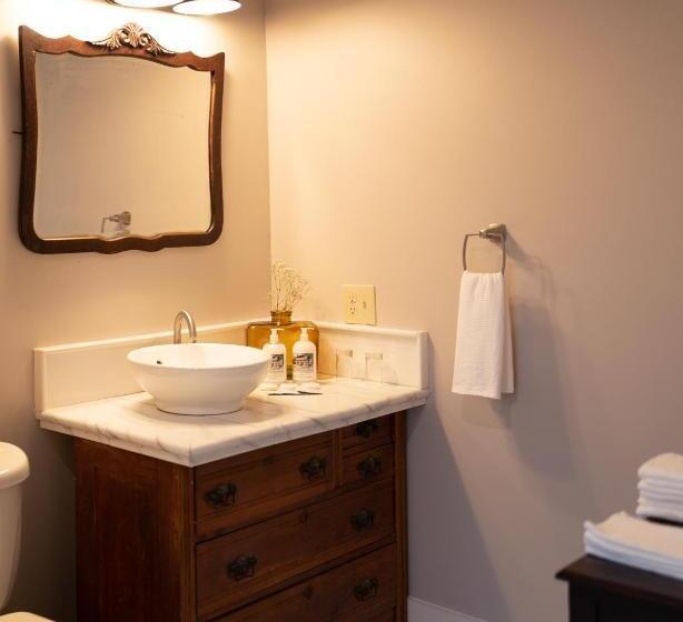 اتاق لوکس با تخت بزرگ, Onesixtyfive, The Inn On Park Row