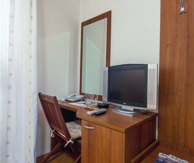 اتاق استاندارد با بالکن و چشم‌انداز دریا, Plava Laguna