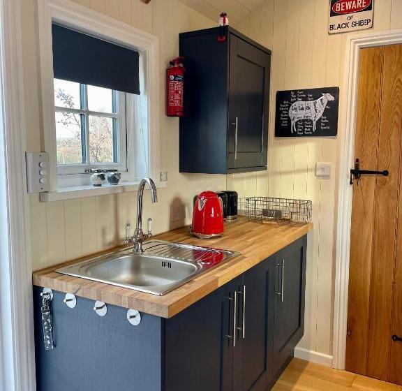 اتاق استاندارد با چشم‌انداز باغ, Skipbridge Farm Glamping