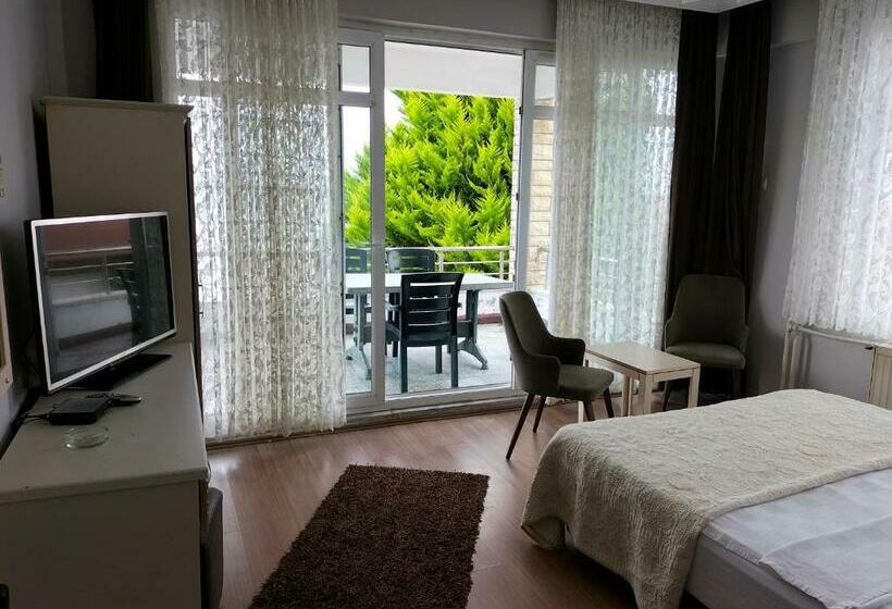 اتاق لوکس با بالکن و چشم‌انداز دریا, Kumsal Otel