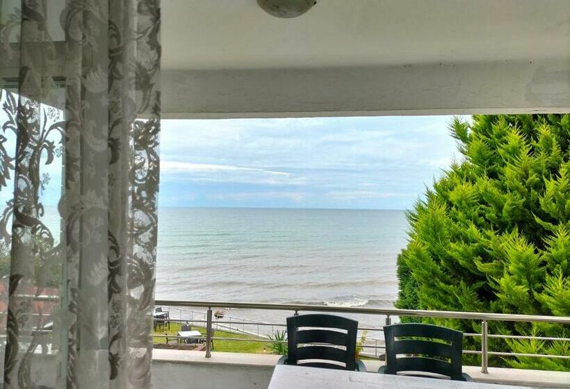 اتاق لوکس با بالکن و چشم‌انداز دریا, Kumsal Otel