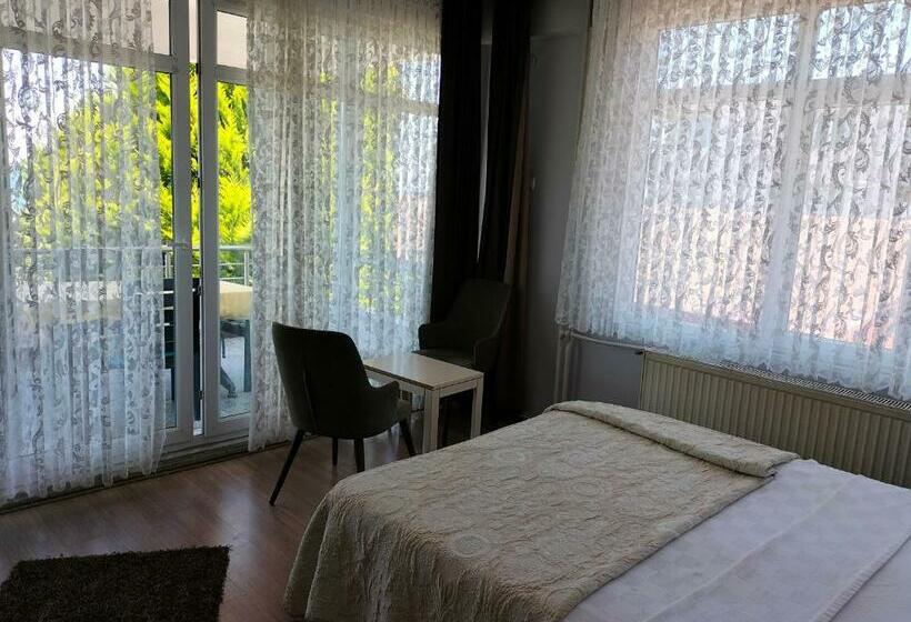اتاق لوکس با بالکن و چشم‌انداز دریا, Kumsal Otel