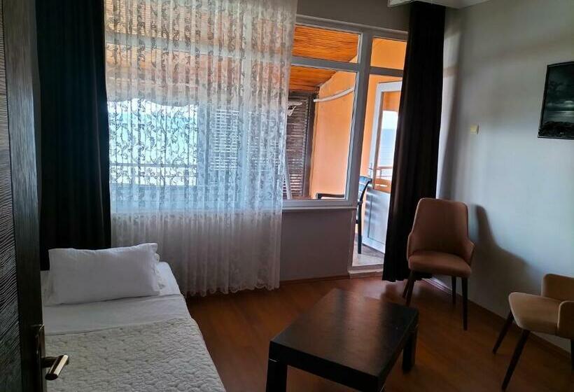 اتاق استاندارد سه تخته با چشم‌انداز, Kumsal Otel