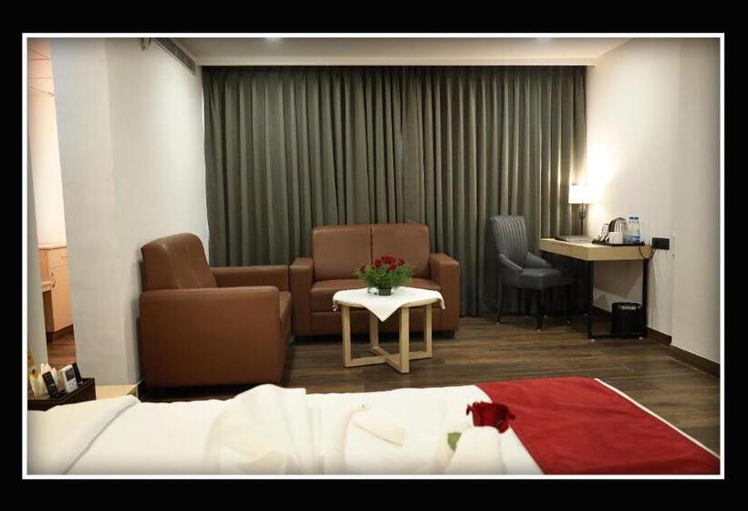 سوییت, Sri Sri Sri Excellency