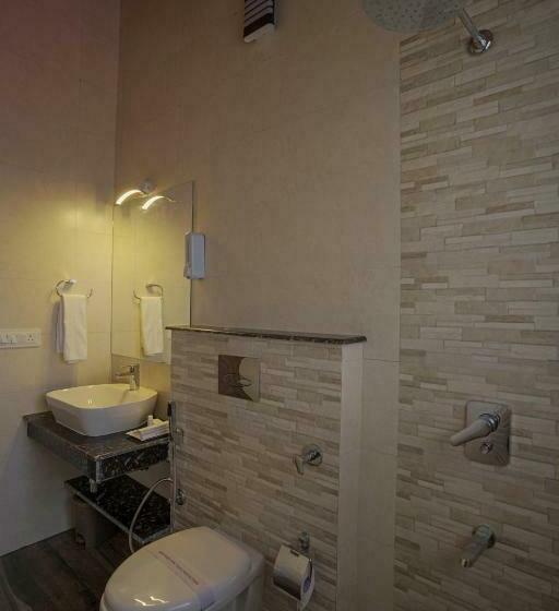 اتاق لوکس, Nivedan Hotel And Resort