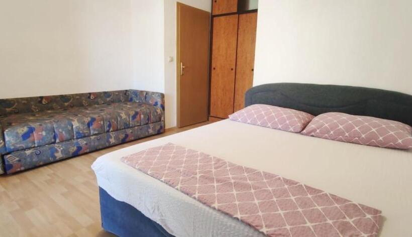 اتاق خانوادگی, Apartments And Rooms Breeze