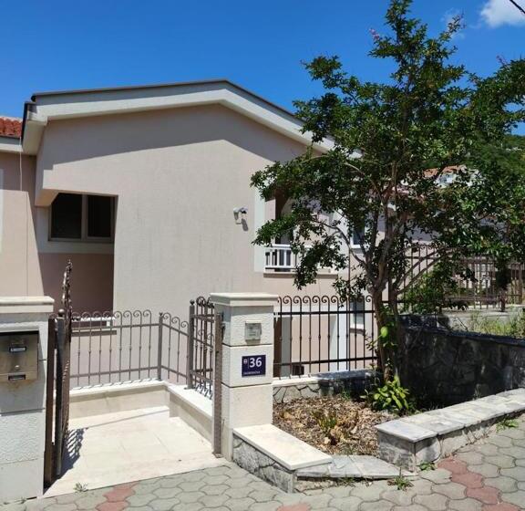 اتاق خانوادگی, Apartments And Rooms Breeze