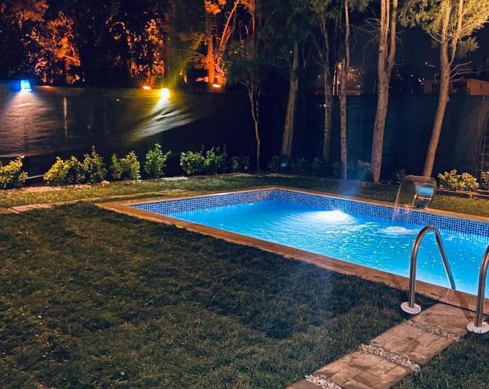 اتاق خانوادگی, Four Season Villa Apart