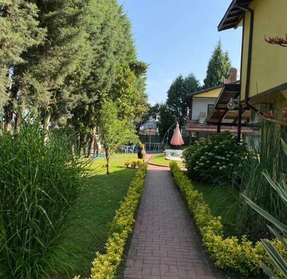 اتاق خانوادگی, Four Season Villa Apart