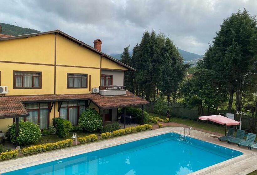 اتاق خانوادگی, Four Season Villa Apart