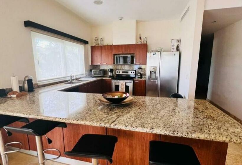 اتاق لوکس با چشم‌انداز دریا, Acqua Residences