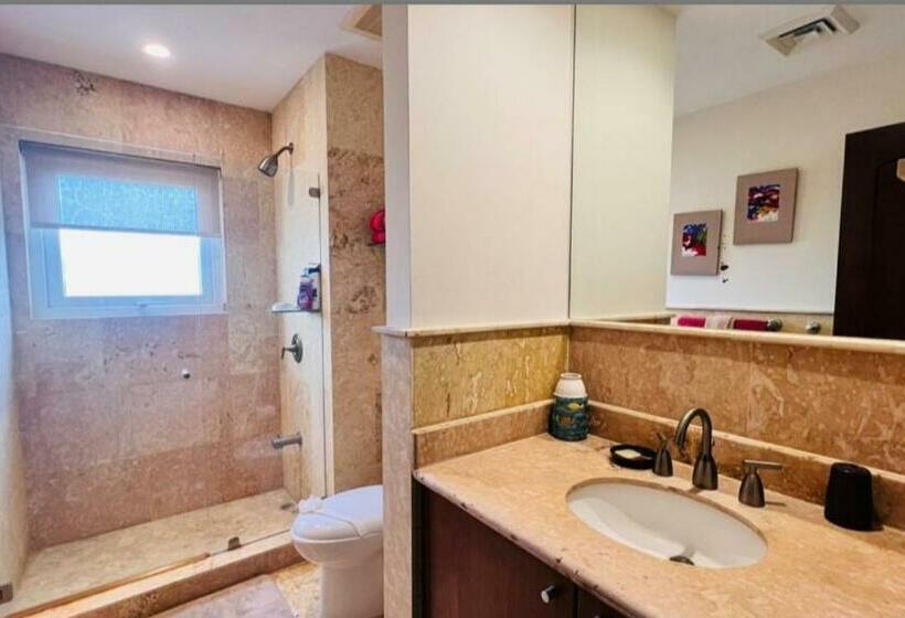 اتاق لوکس با چشم‌انداز دریا, Acqua Residences