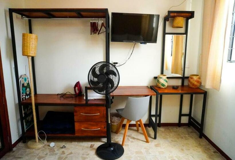 اتاق استاندارد با سرویس بهداشتی مشترک, Hostal Chocolate Calenda