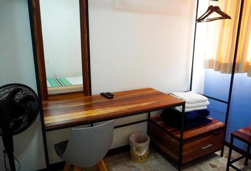 اتاق استاندارد با سرویس بهداشتی مشترک, Hostal Chocolate Calenda