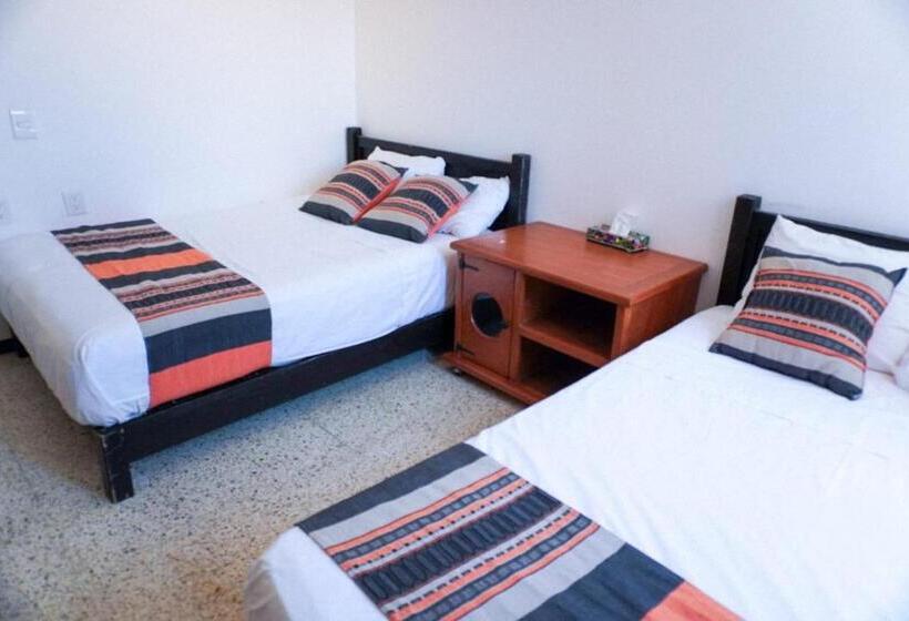 اتاق کلاسیک چهارنفره, Hostal Chocolate Calenda