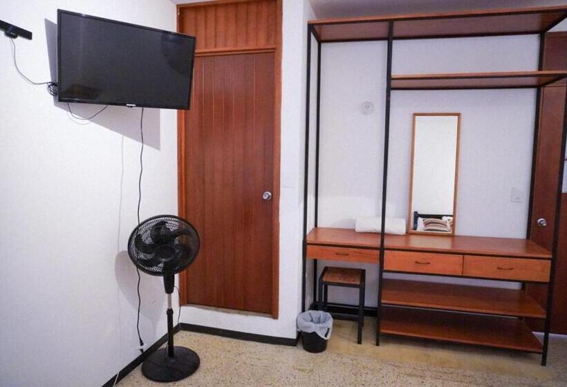 اتاق کلاسیک چهارنفره, Hostal Chocolate Calenda