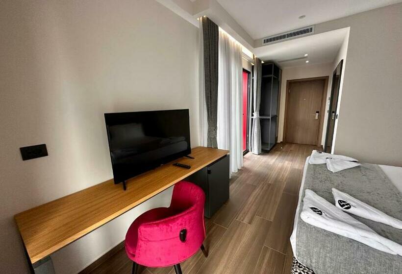 اتاق لوکس با بالکن و چشم‌انداز دریا, Frojd Kune Resort & Beach