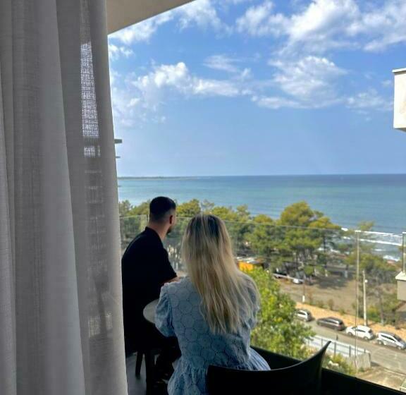 اتاق لوکس با بالکن و چشم‌انداز دریا, Frojd Kune Resort & Beach