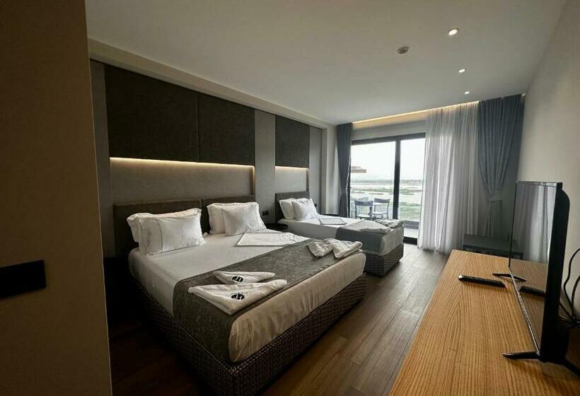 اتاق سه نفره دلوکس با چشم‌انداز دریا, Frojd Kune Resort & Beach