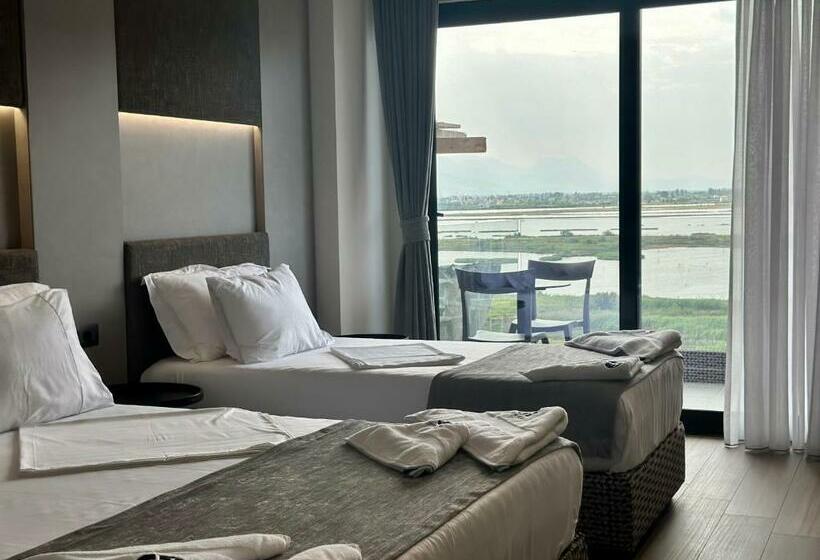 اتاق سه نفره دلوکس با چشم‌انداز دریا, Frojd Kune Resort & Beach