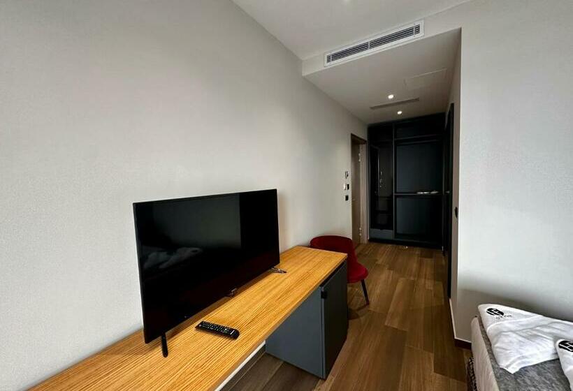 اتاق سه نفره دلوکس با چشم‌انداز دریا, Frojd Kune Resort & Beach