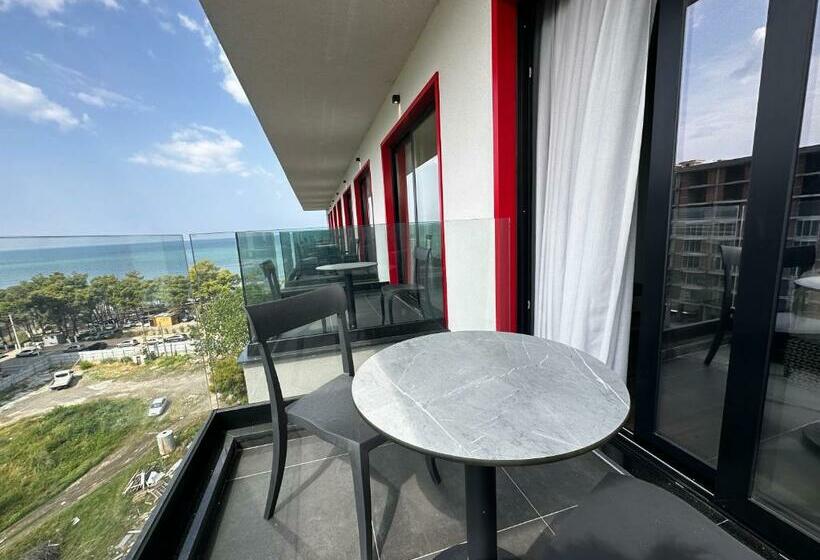 اتاق سه نفره دلوکس با چشم‌انداز دریا, Frojd Kune Resort & Beach