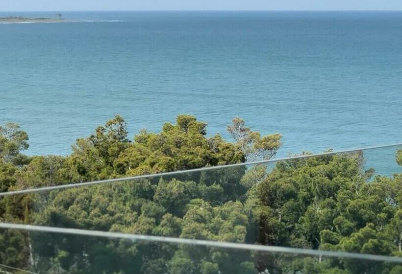 اتاق خانوادگی با چشم‌انداز دریا, Frojd Kune Resort & Beach