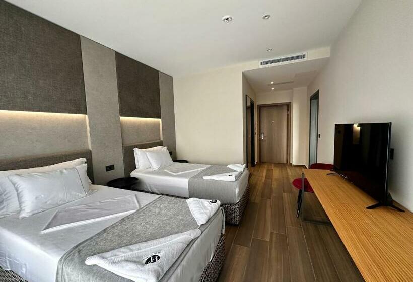 اتاق خانوادگی با چشم‌انداز دریا, Frojd Kune Resort & Beach
