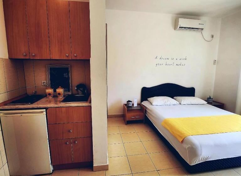 اتاق استاندارد سه تخته با بالکن, Bela Kuća Studio Apartments Na Korak Do Mora A Step To The Sea
