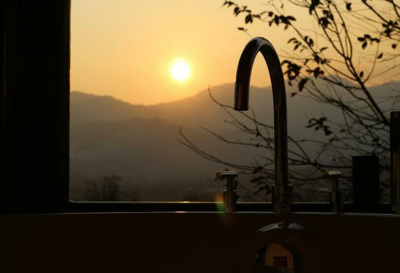 اتاق لوکس با وان آب گرم, Changpai Hill
