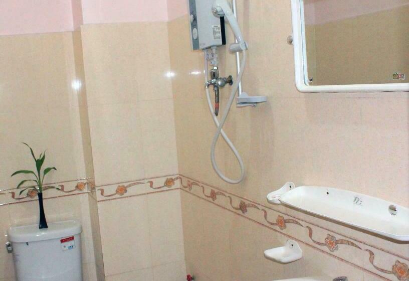 اتاق استاندارد سه نفره, Nawin Palace Guesthouse