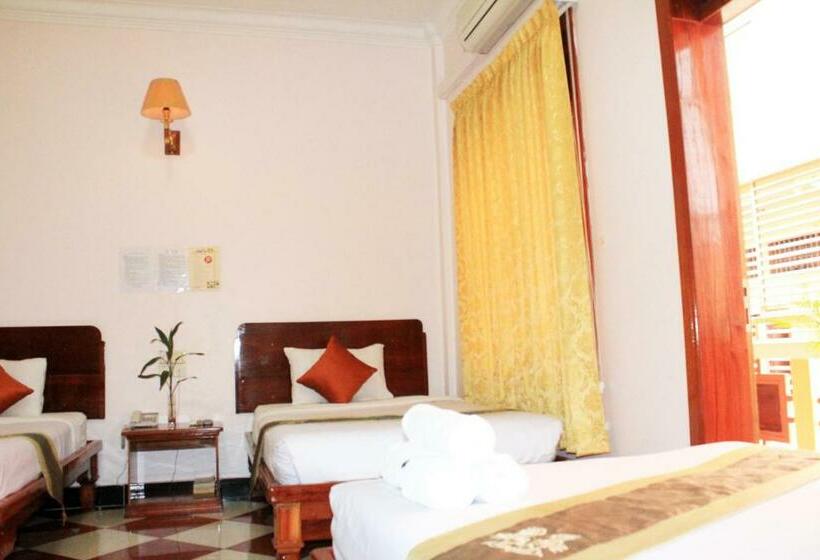 اتاق استاندارد سه تخته با بالکن, Nawin Palace Guesthouse