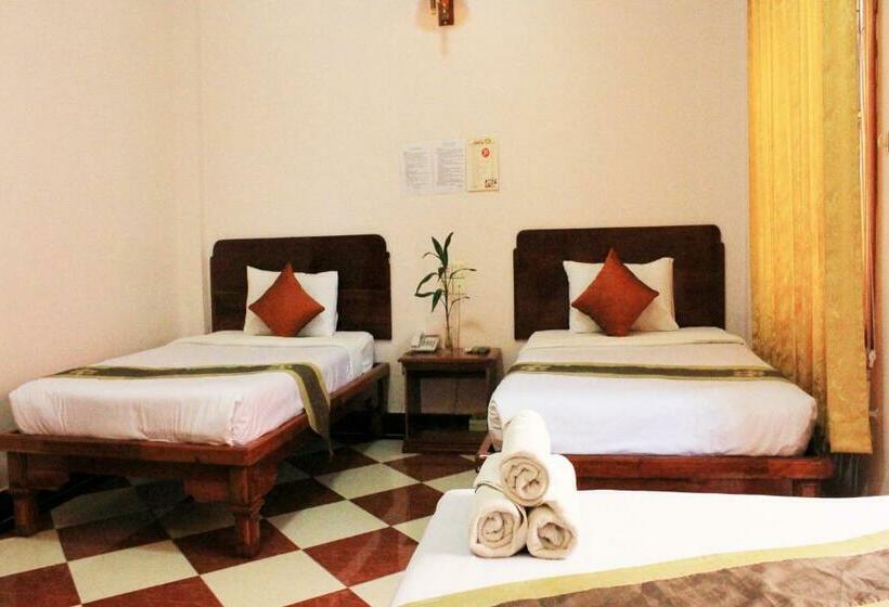 اتاق استاندارد سه نفره, Nawin Palace Guesthouse