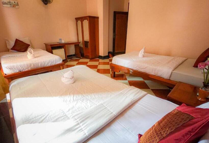 اتاق استاندارد سه تخته با بالکن, Nawin Palace Guesthouse