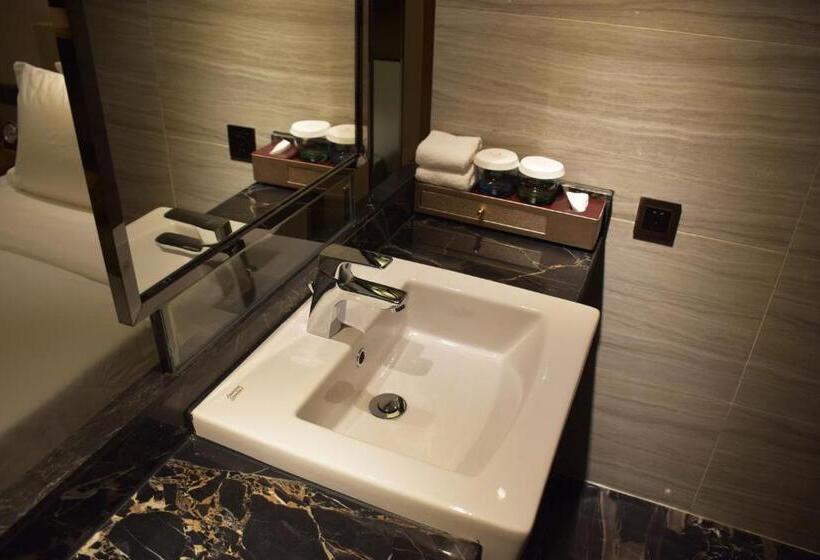 اتاق استاندارد با تخت بزرگ برای معلولان, Ramada Foshan