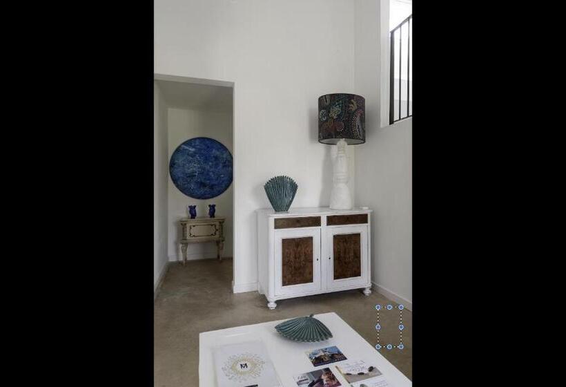 سوییت خانوادگی, Zahir Country House