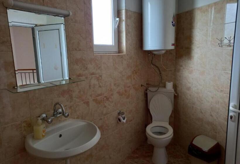 اتاق چهار تخته با دستشویی مشترک, Vili Marina Rooms