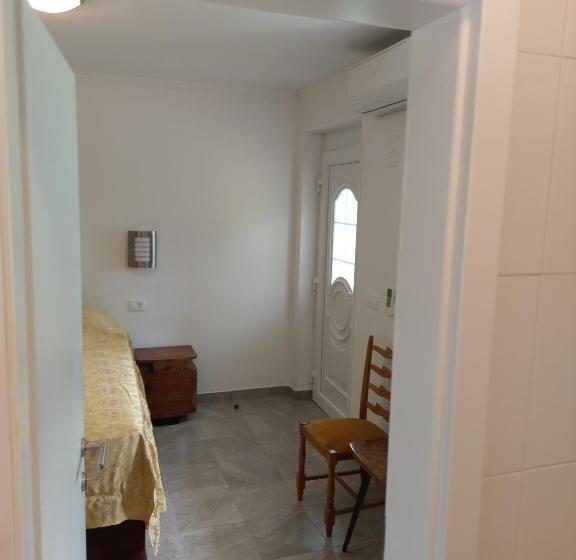 اتاق استاندارد, Mejak & Bordon