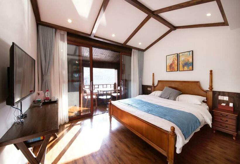 اتاق لوکس با بالکن, Fenghuang Slowly Time Inn