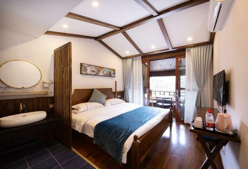 اتاق لوکس با بالکن, Fenghuang Slowly Time Inn