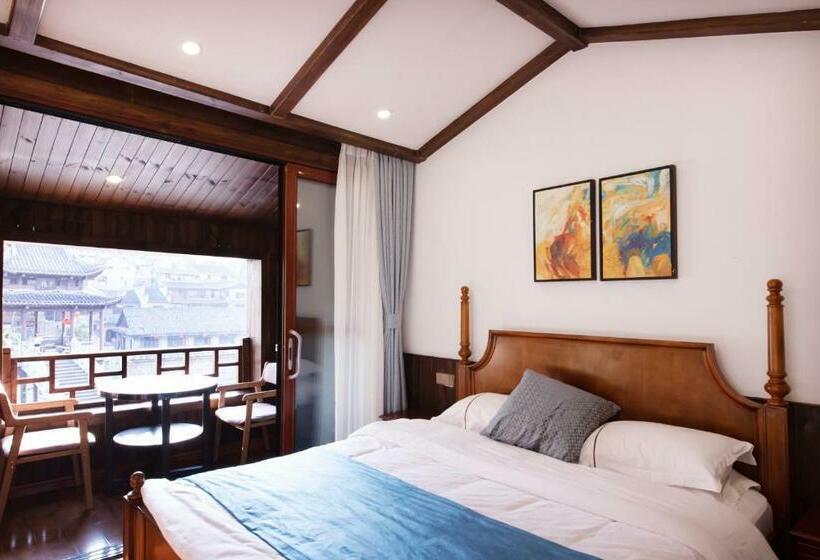 اتاق لوکس با بالکن, Fenghuang Slowly Time Inn