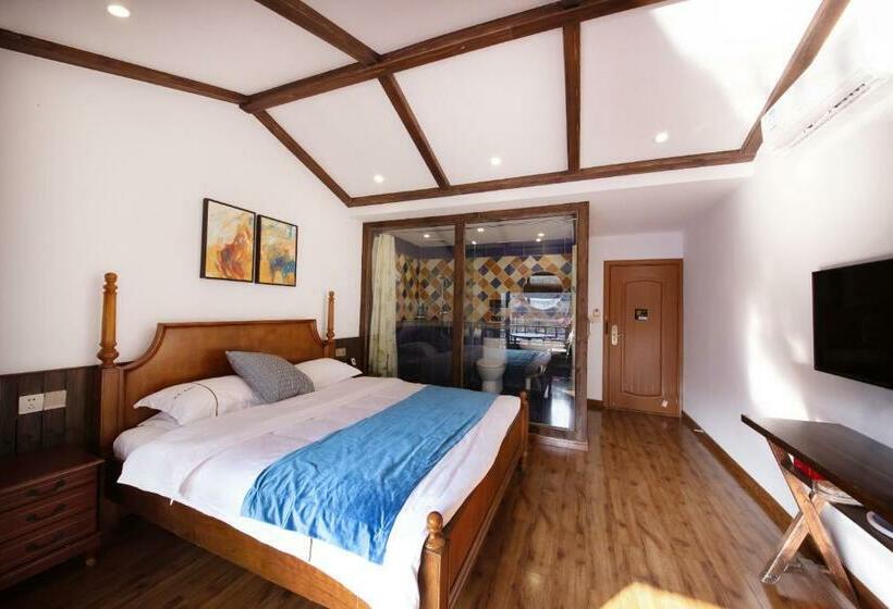 اتاق لوکس با بالکن, Fenghuang Slowly Time Inn