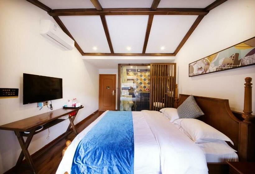 اتاق لوکس با بالکن, Fenghuang Slowly Time Inn