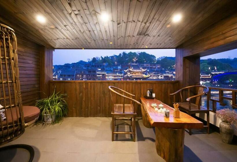 اتاق لوکس با چشم‌انداز دریا, Fenghuang Slowly Time Inn