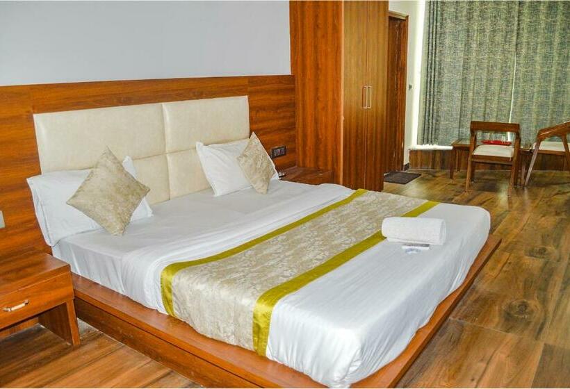 اتاق لوکس, Fabhotel The Golf Inn