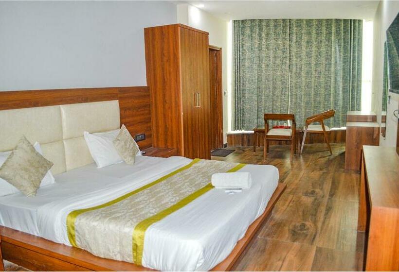 اتاق لوکس, Fabhotel The Golf Inn