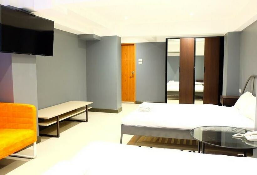 اتاق خانوادگی, Cloud 9 Lodge