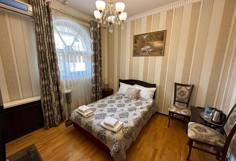 اتاق استاندارد با چشم‌انداز استخر, Sarbon Hotel Tashkent